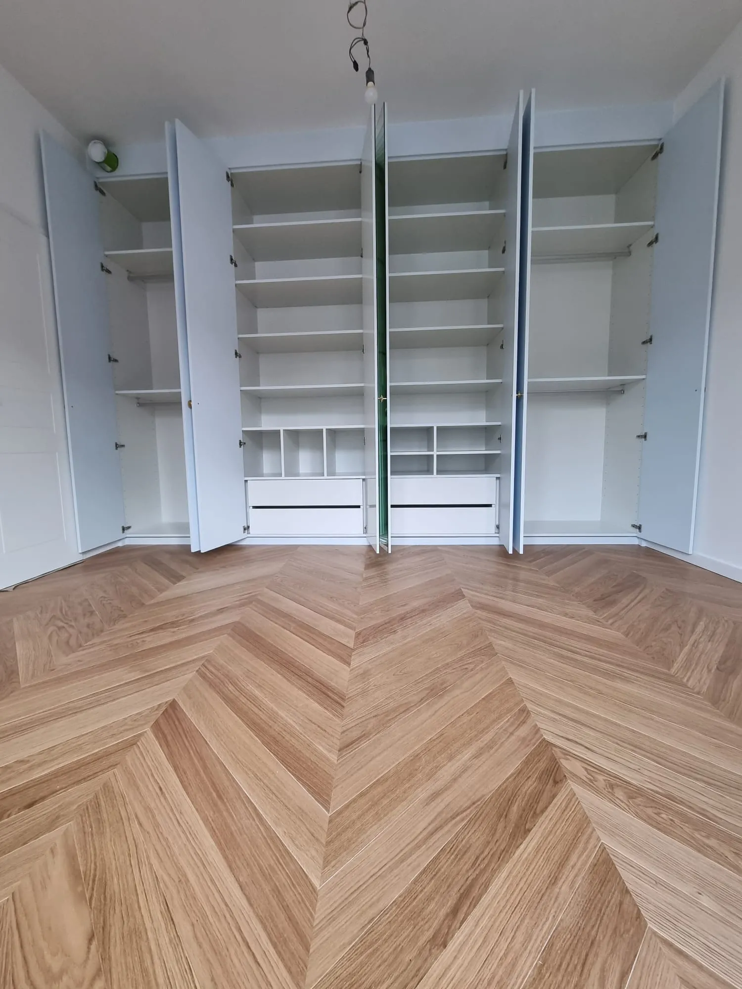 Armoire bleue avec parquet chevron