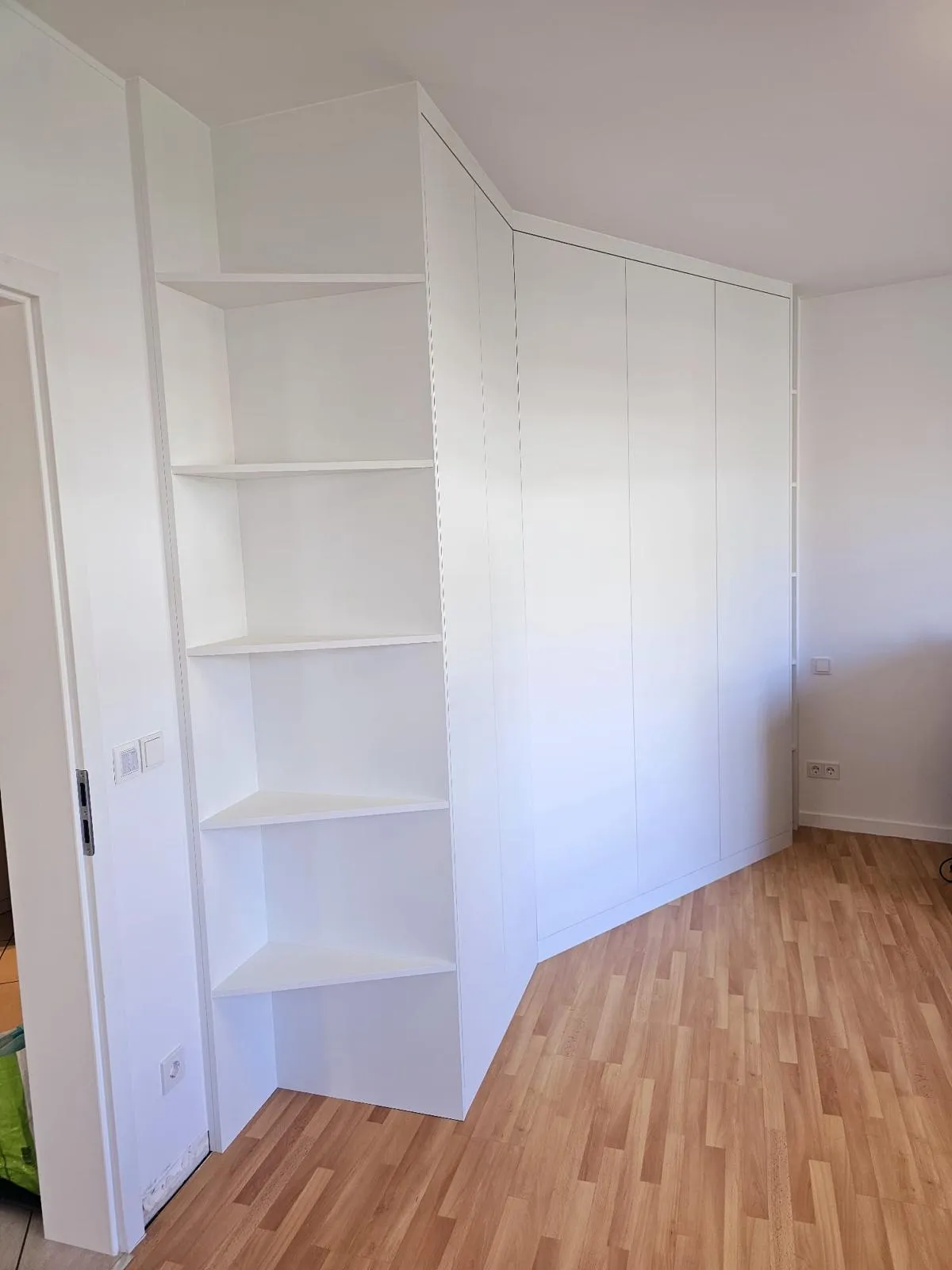 Dressing blanc avec éclairage intégré