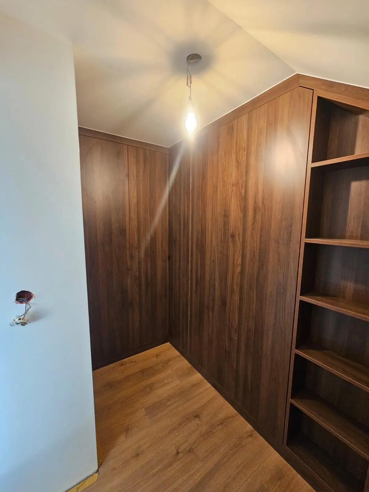 Dressing et bureau noyer en mansarde