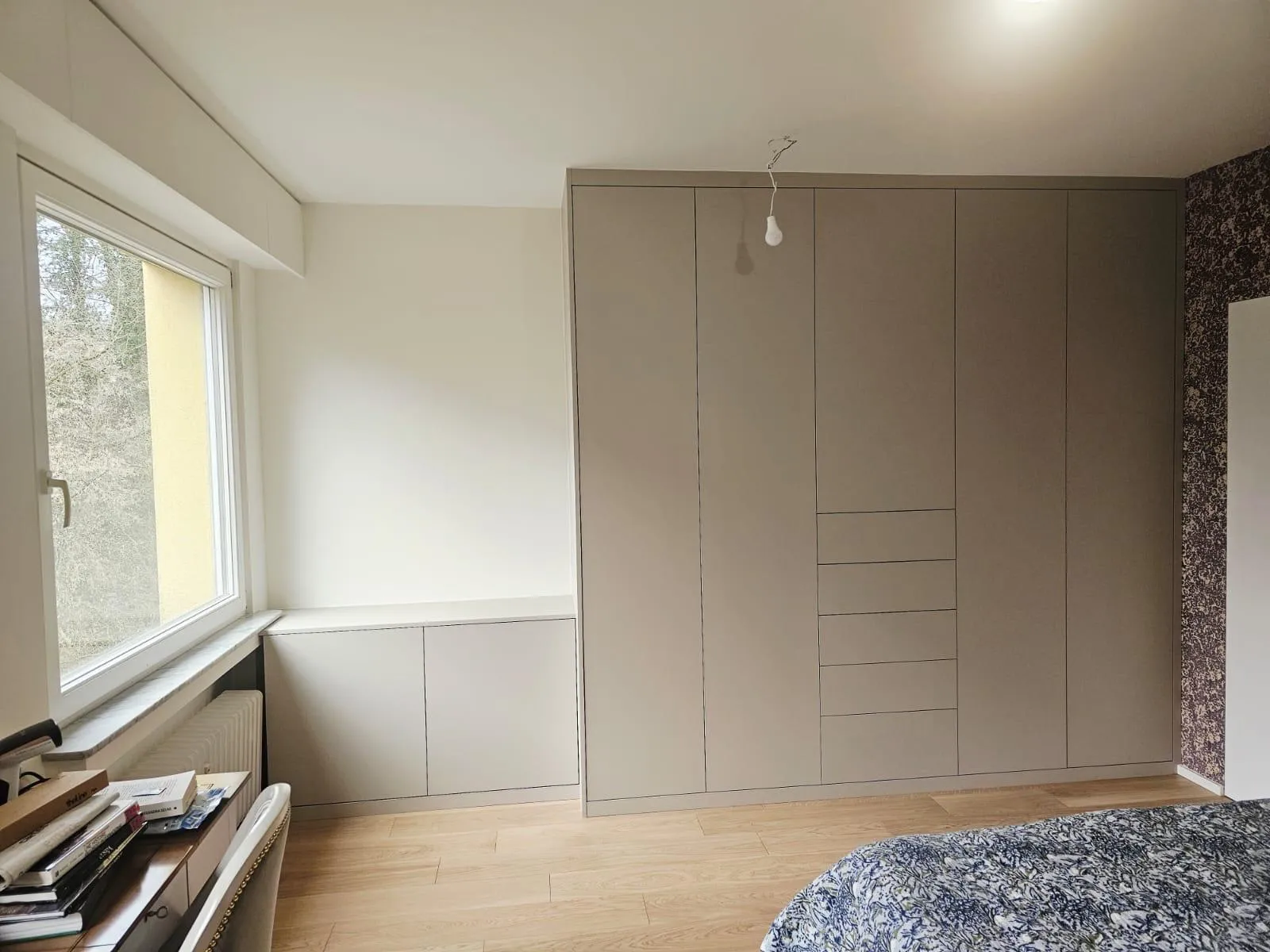Armoire chambre beige portes fermées