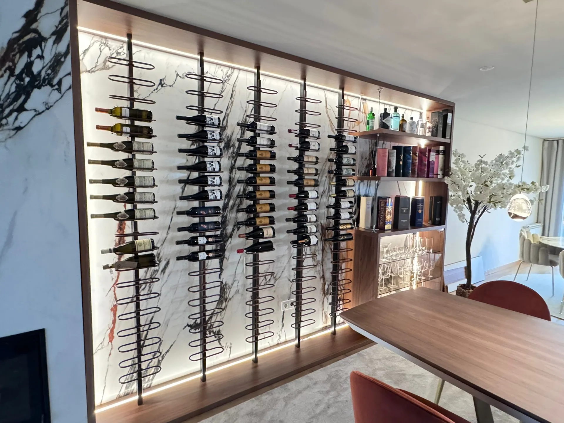 Mur de rangement avec cave à vin intégrée
