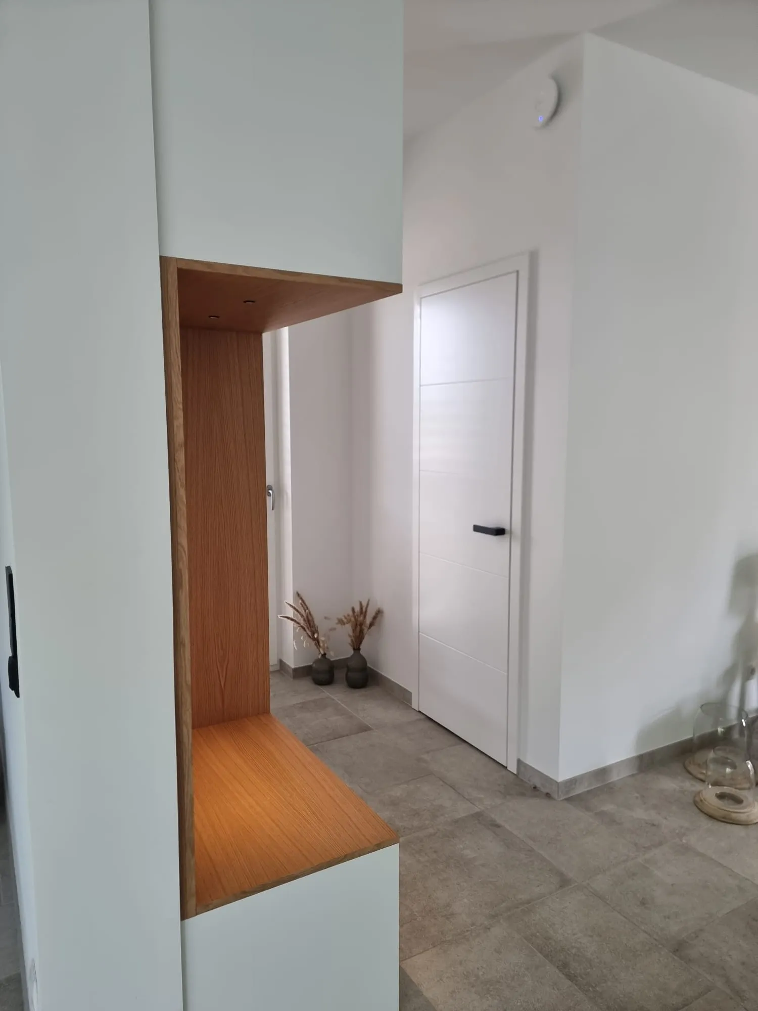 Meuble d'entrée blanc avec niche en chêne