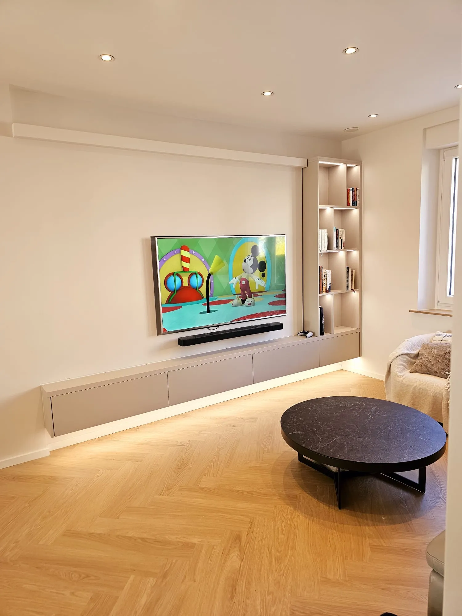 Meuble TV flottant avec bibliothèque LED vue large