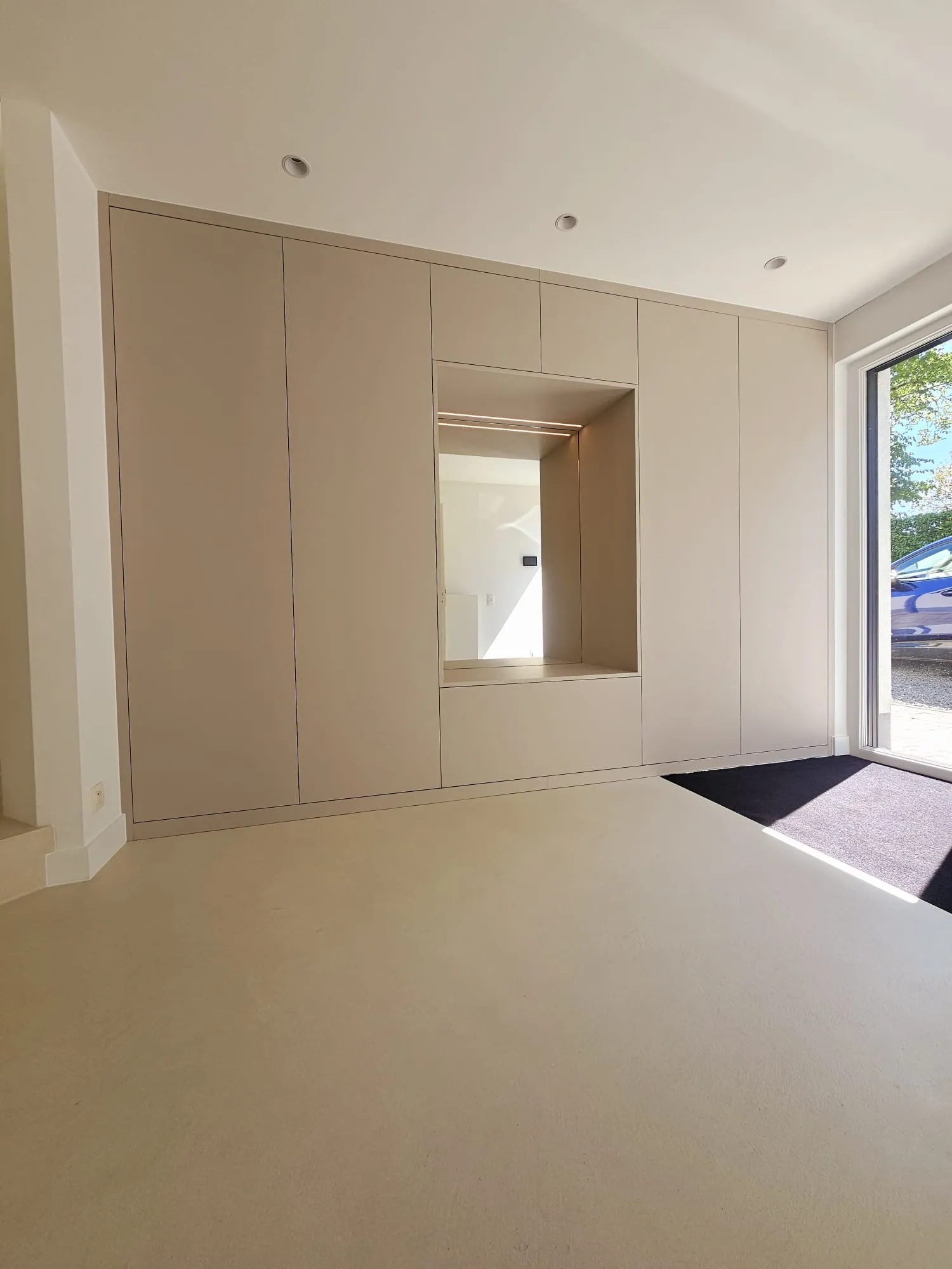 Mur d'entrée beige avec rangement