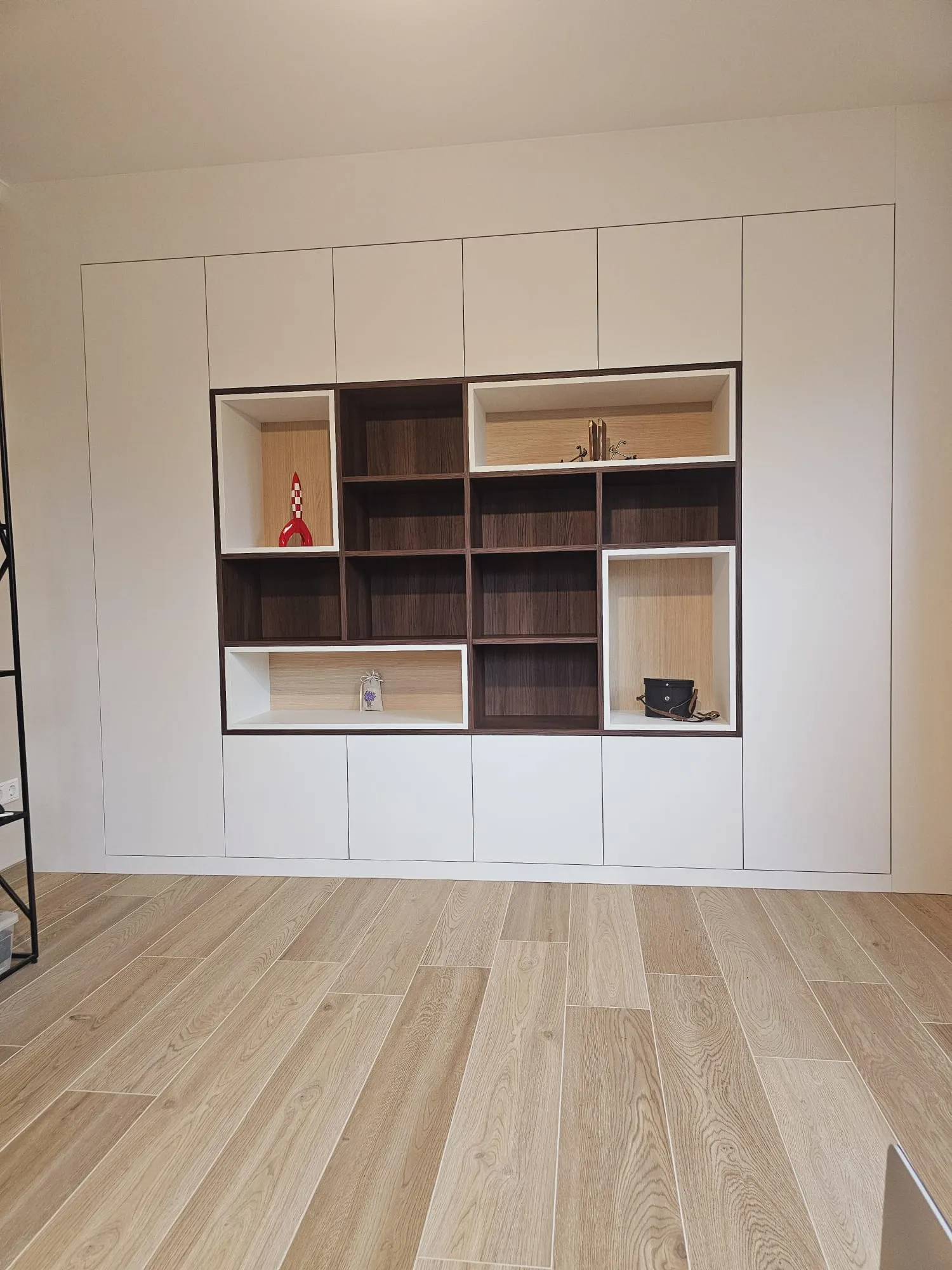 Meuble mural blanc et noyer autre angle