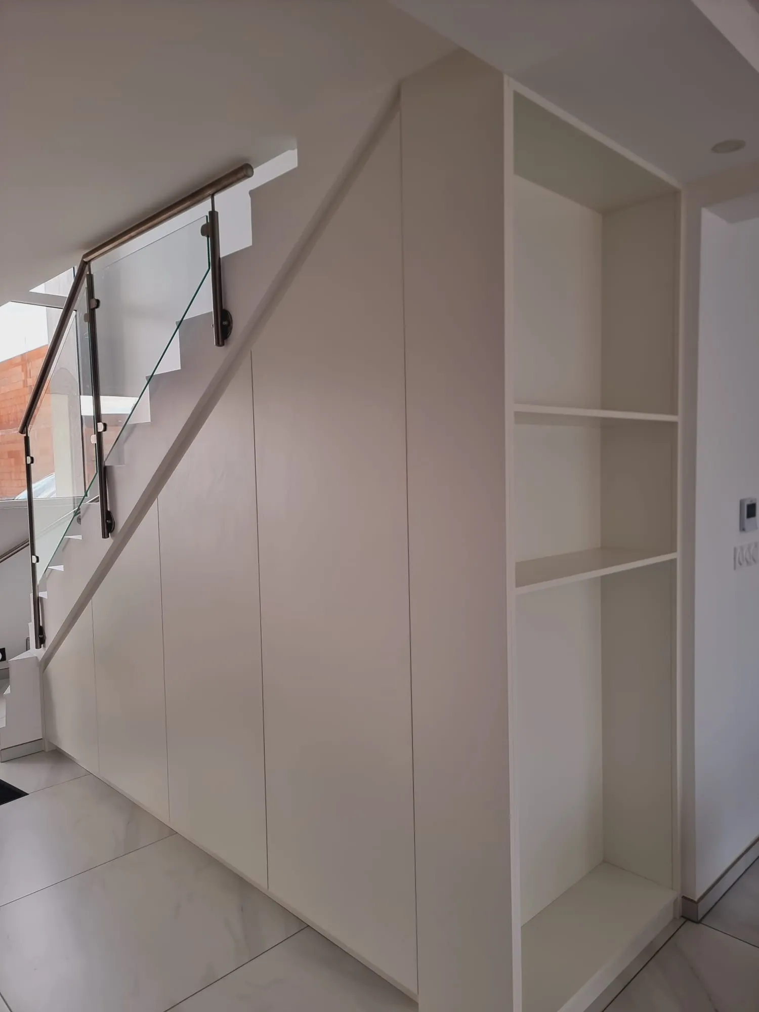 Placard sous escalier avec étagères ouvertes