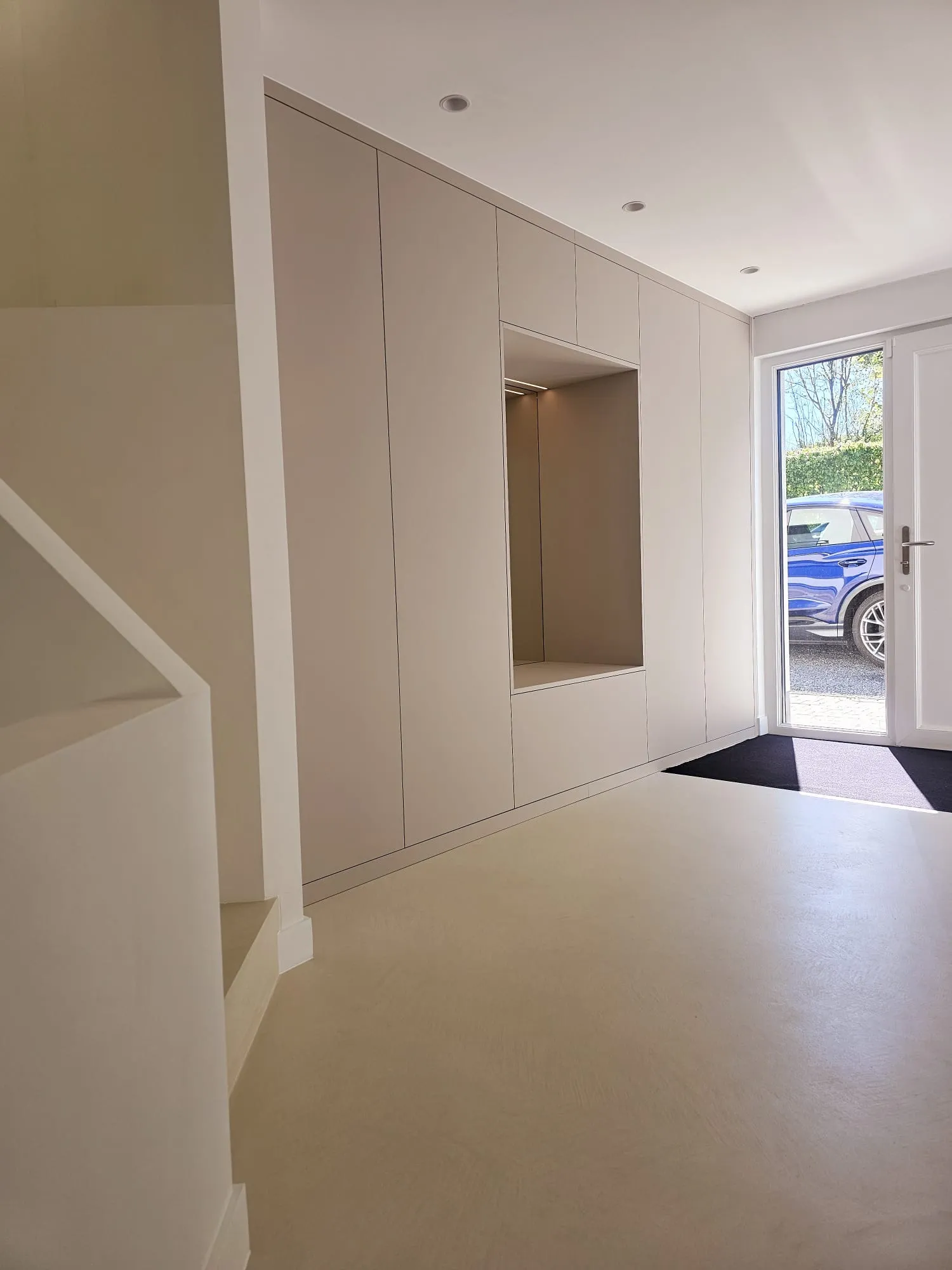 Rangement sous escalier avec étagères