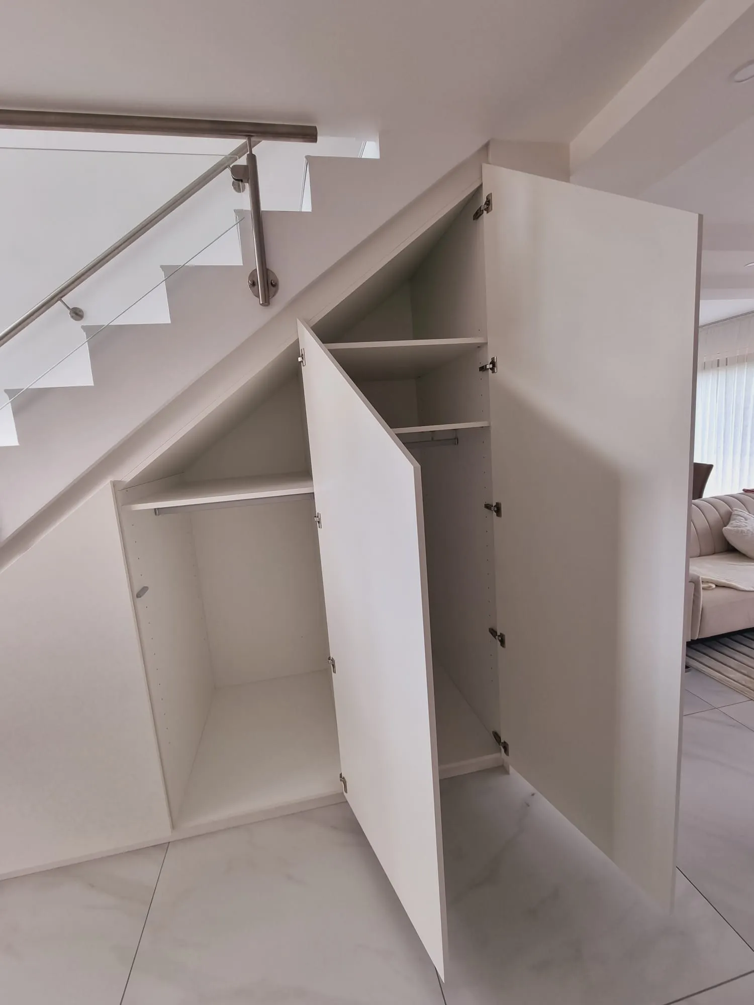 Rangement sous escalier avec garde-corps vitré