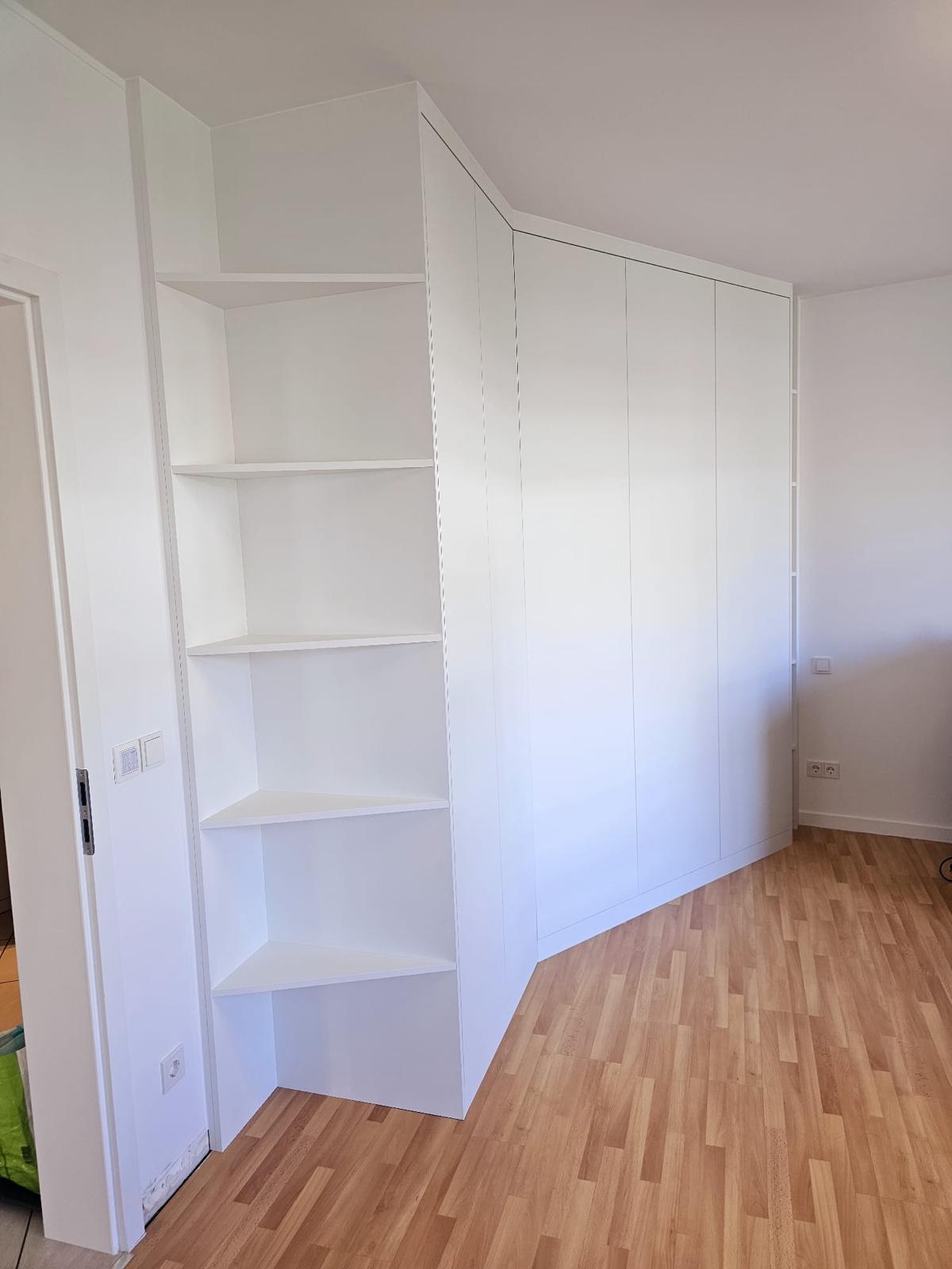 Dressing sous combles blanc avec éclairage intégré