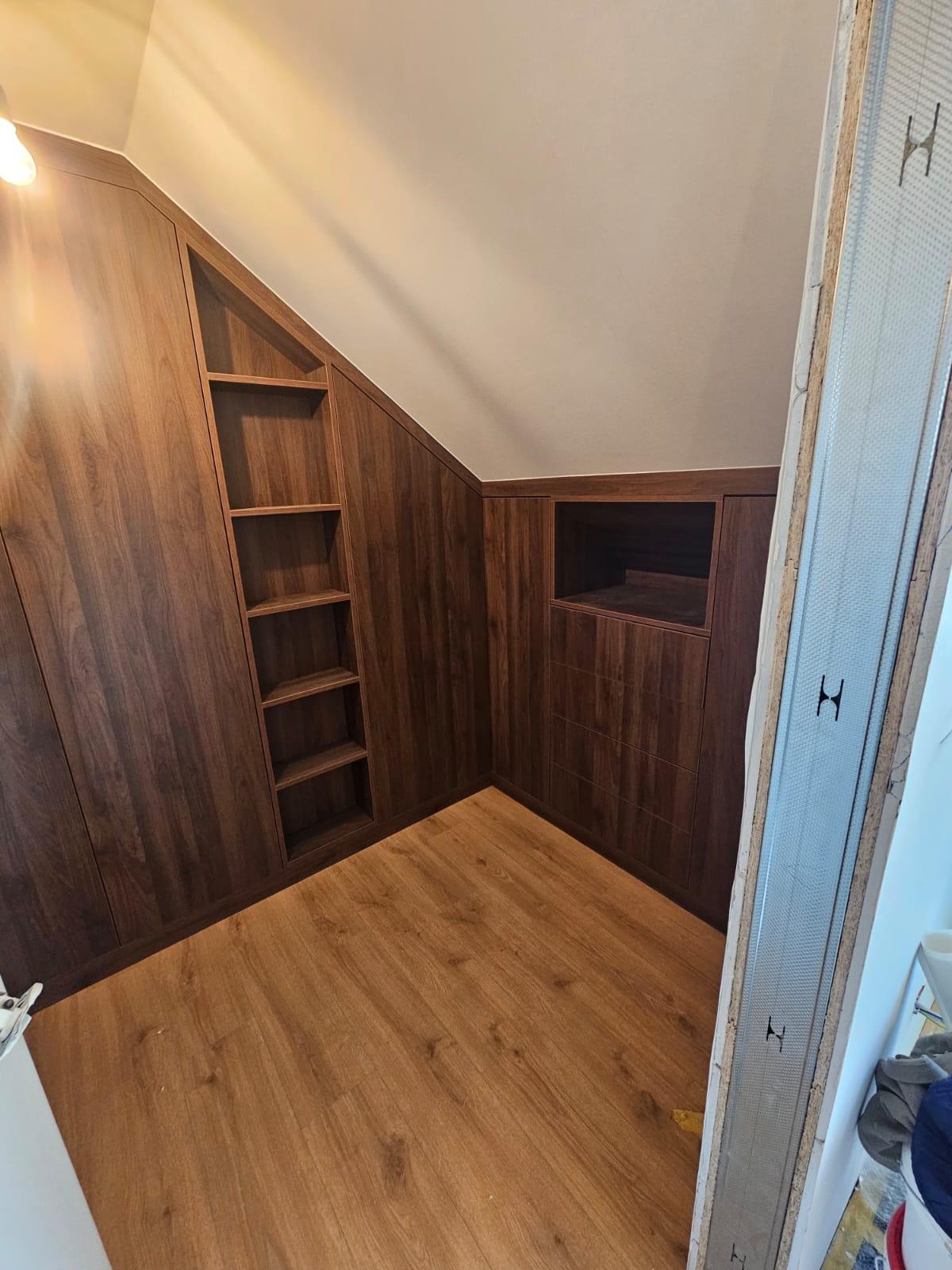 Bibliothèque en noyer foncé sol-plafond