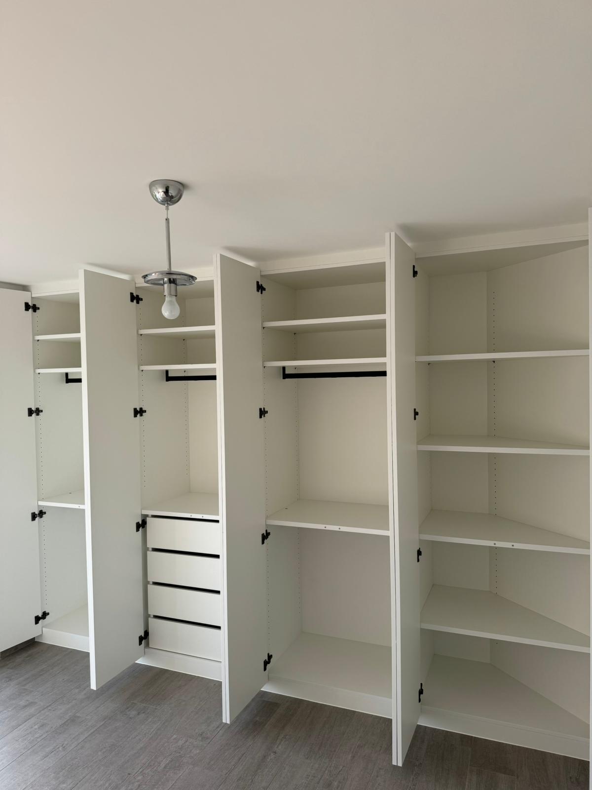 Meuble mural minimaliste en chêne