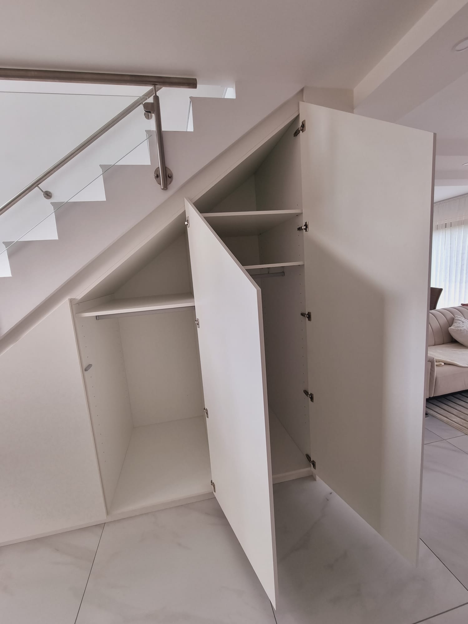 Rangement sous escalier avec garde-corps vitré