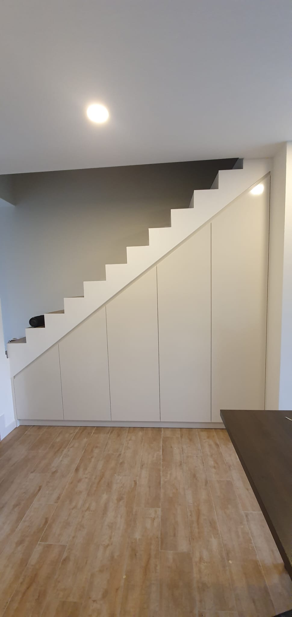 Placard blanc sous escalier