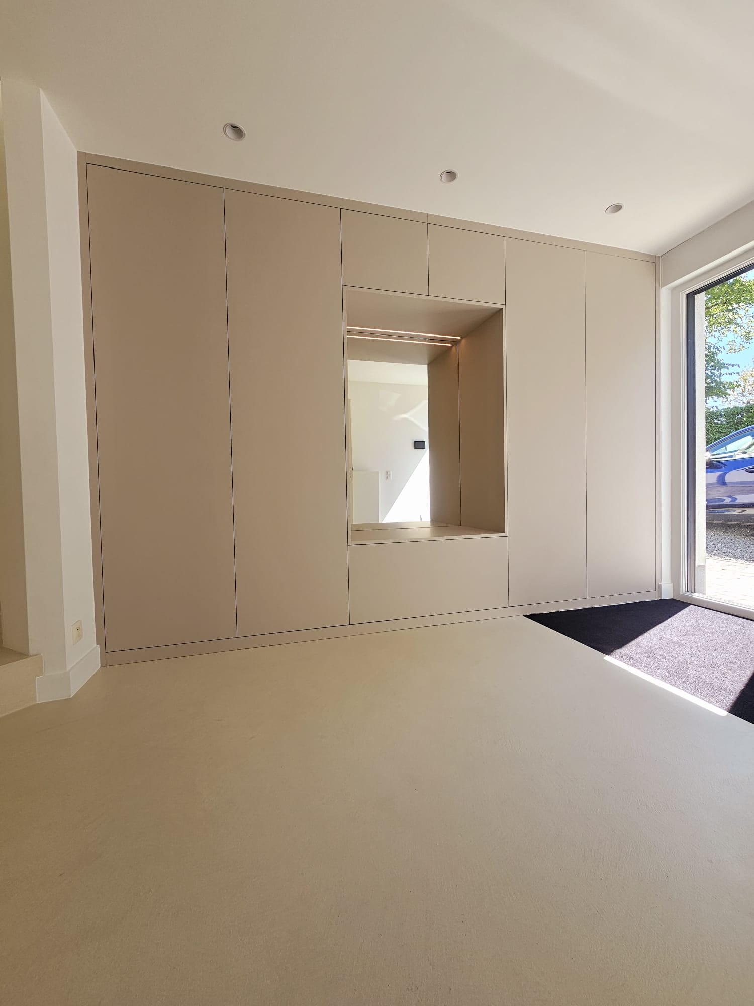 Mur d'entrée beige avec rangement