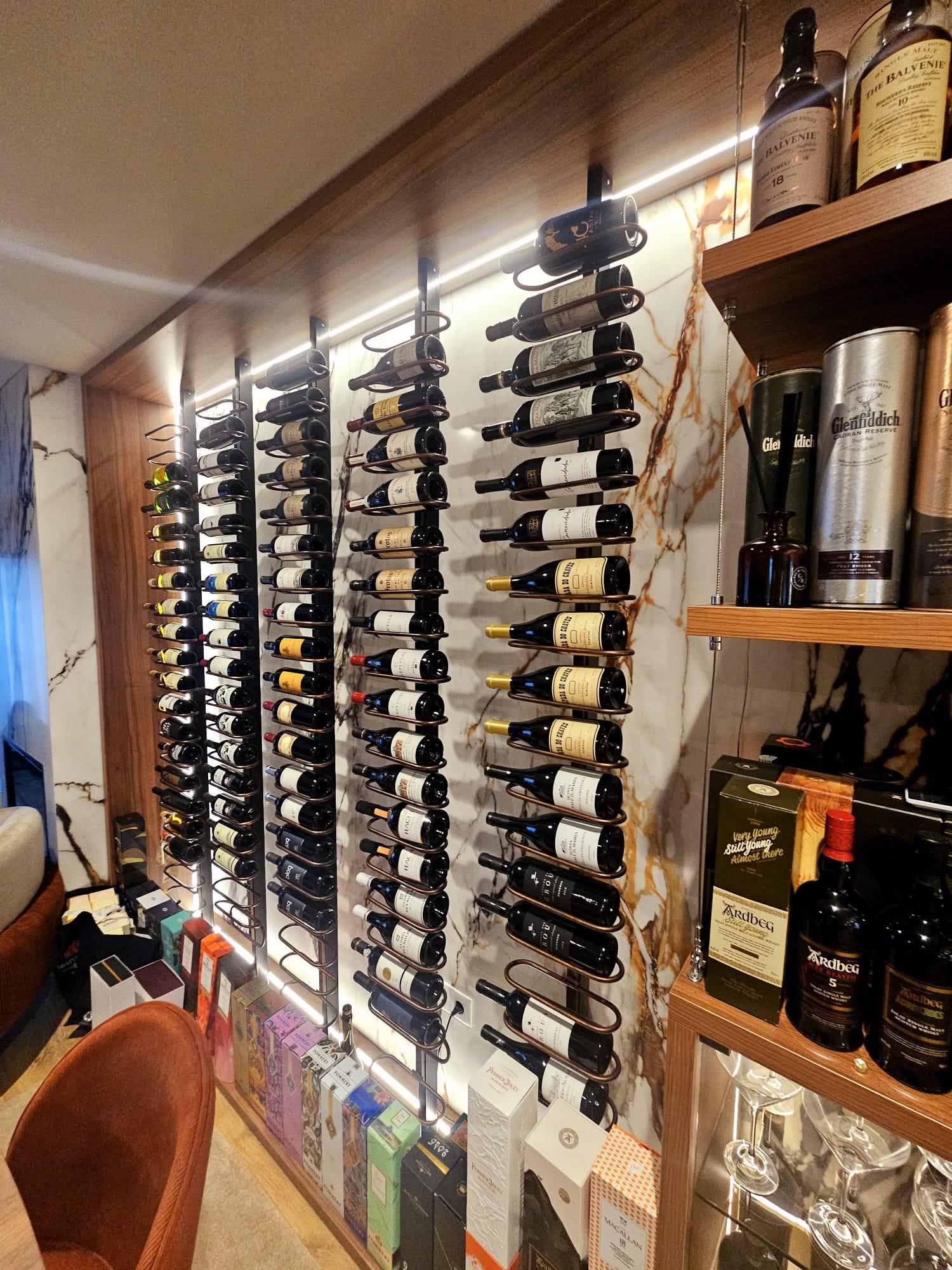 Étagères en noyer avec rangement intégré