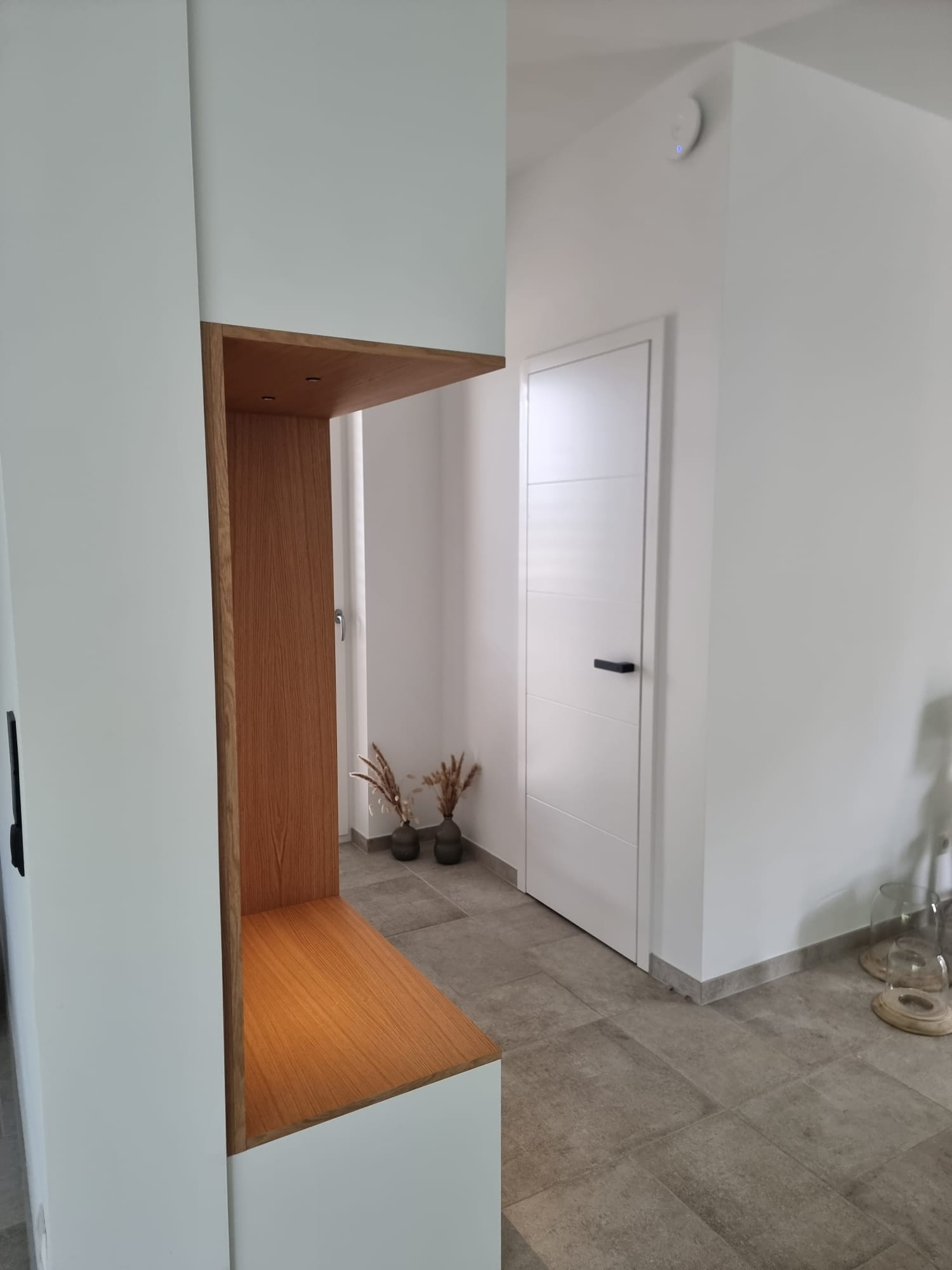 Meuble d'entrée blanc avec niche en chêne