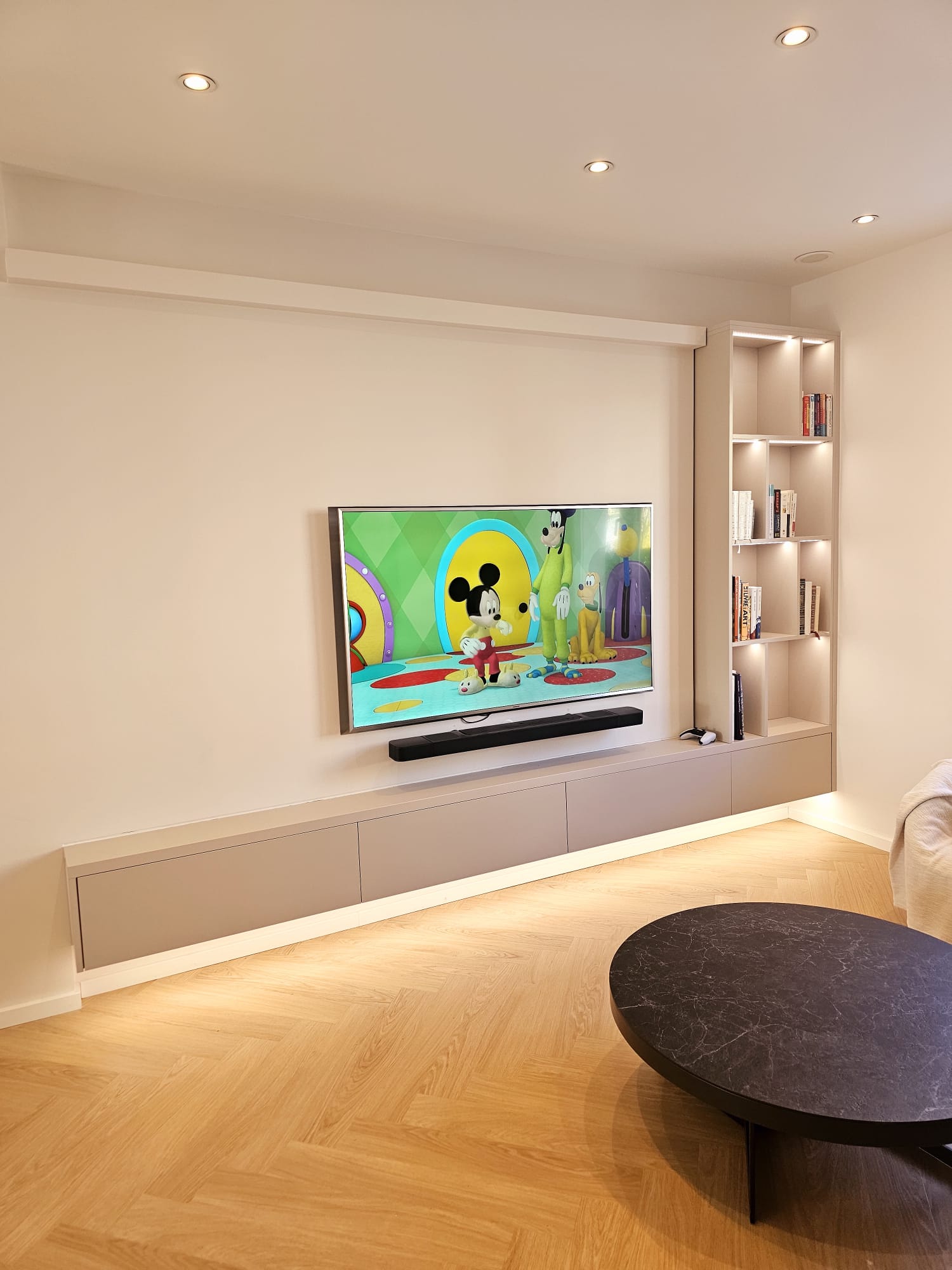 Bibliothèque murale design avec niches en noyer