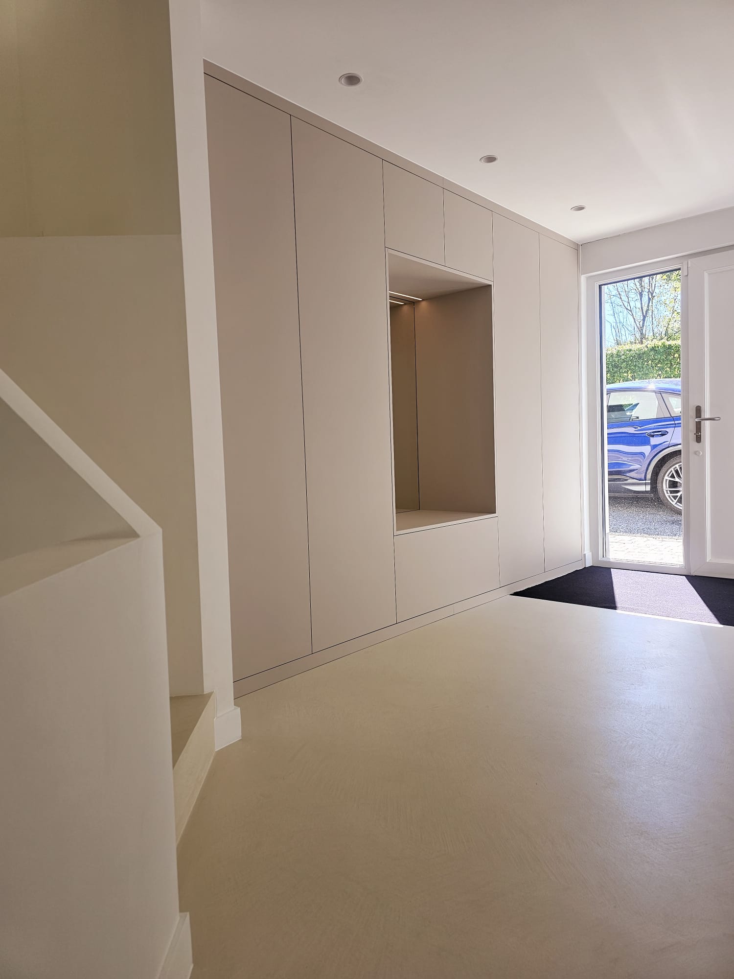 Rangement sous escalier avec étagères