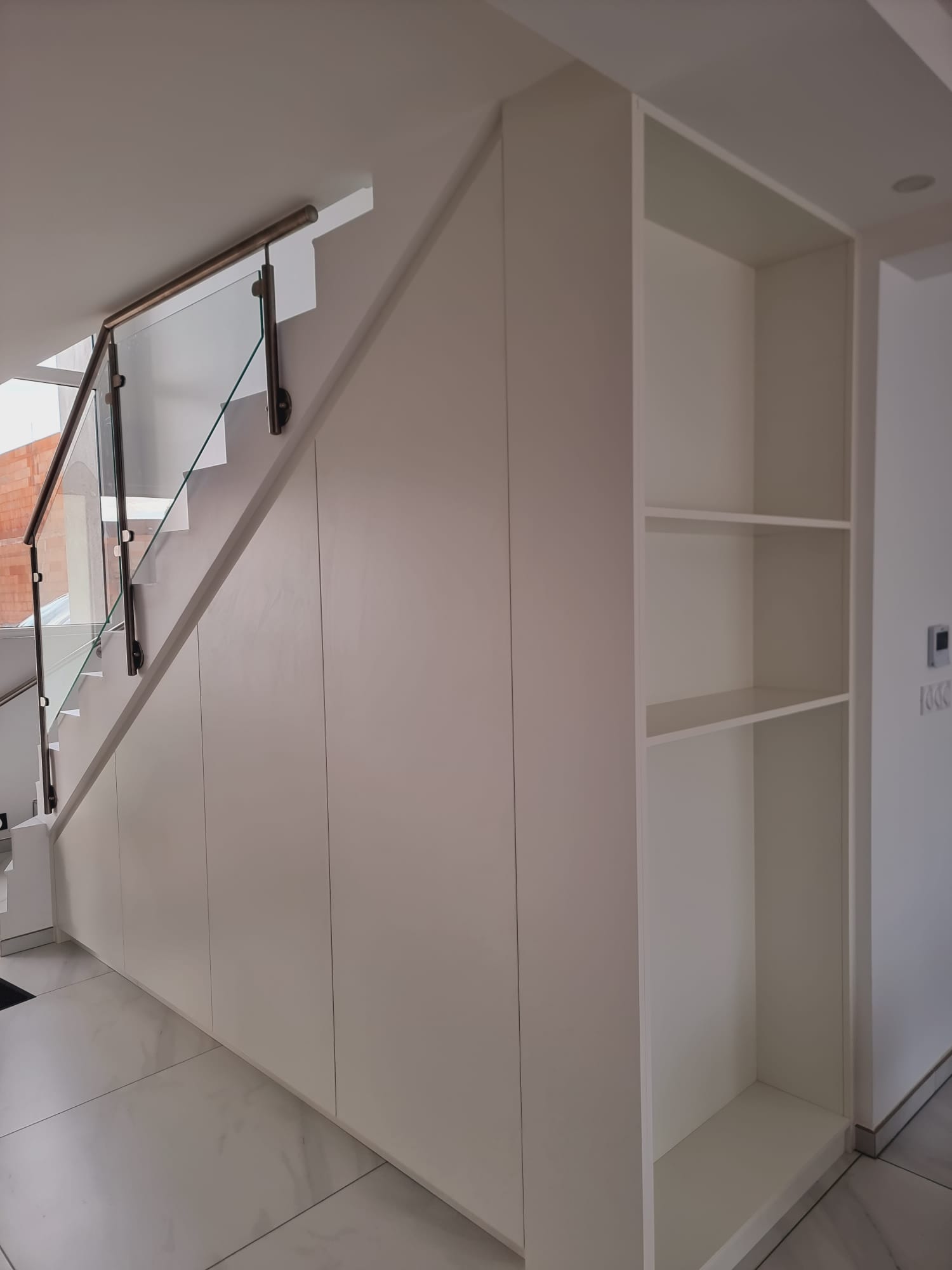 Placard sous escalier avec étagères ouvertes