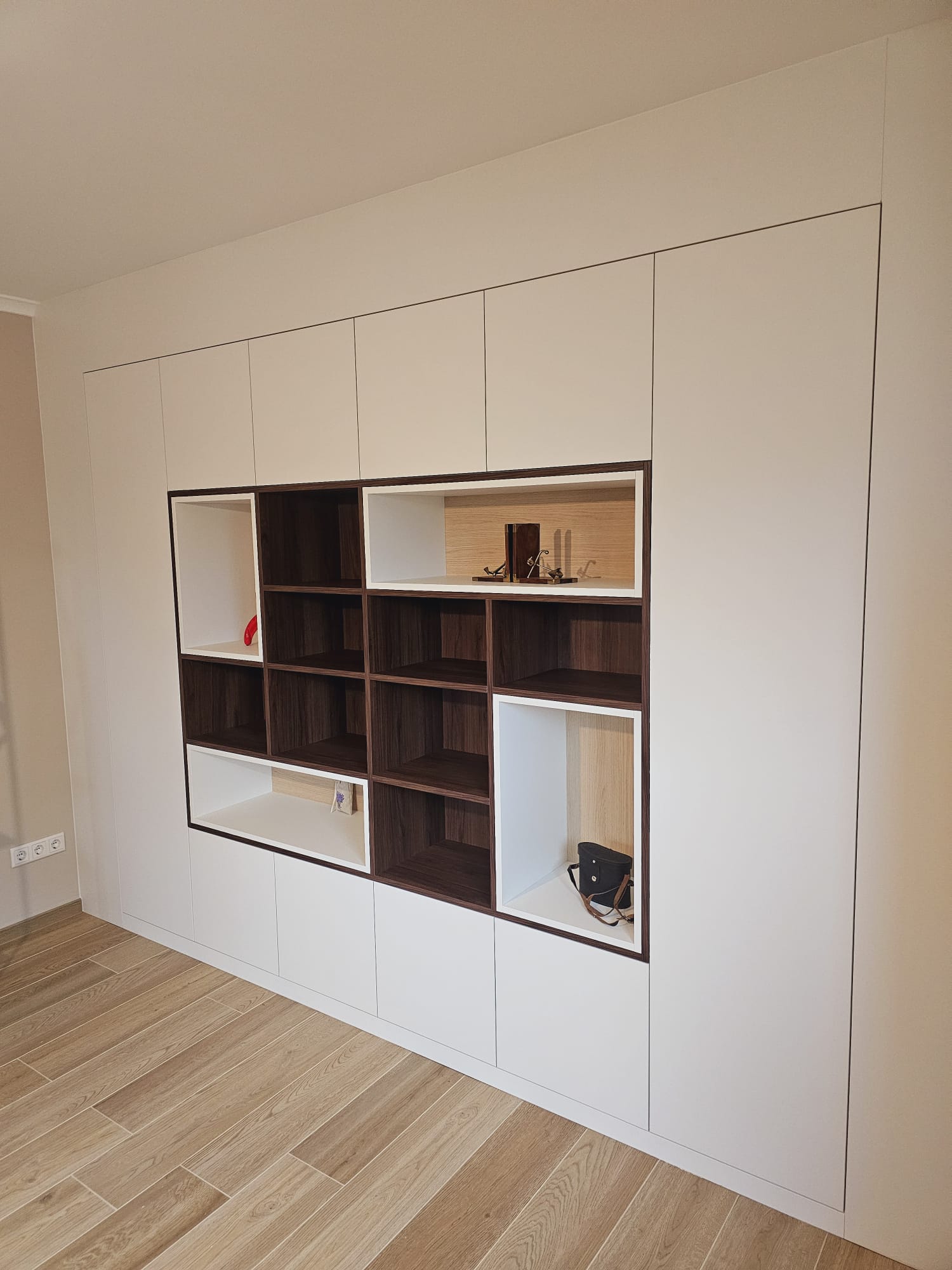 Mur de rangement blanc et noyer autre angle