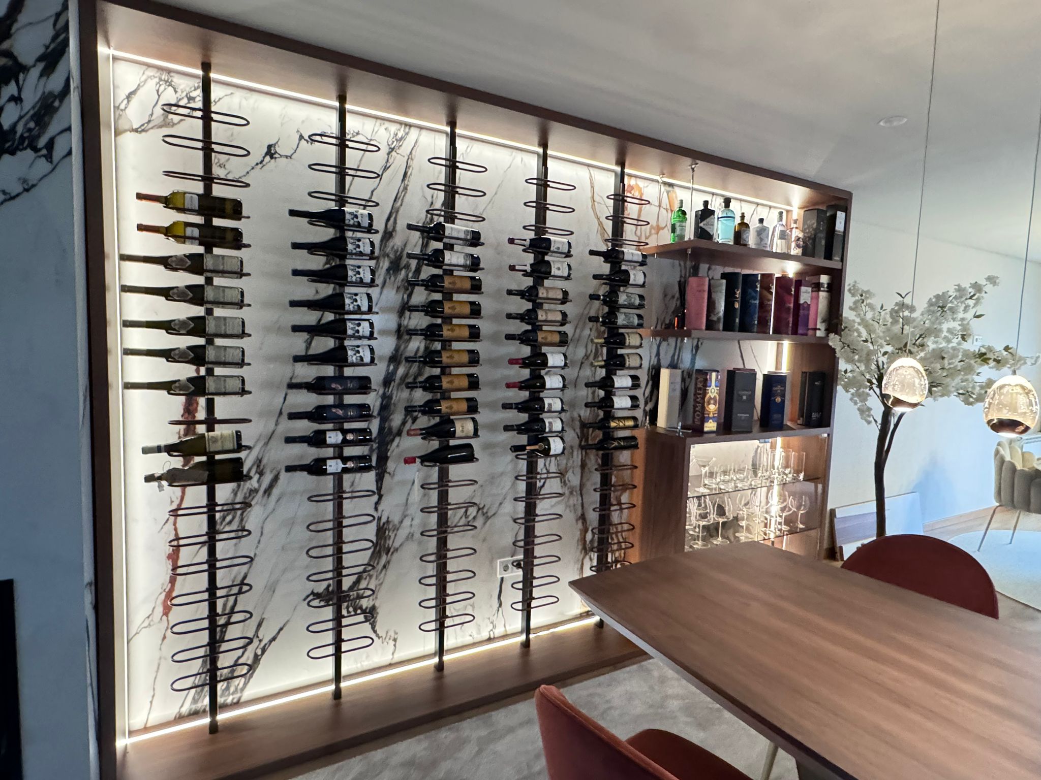 Mur bar avec cave à vin et éclairage